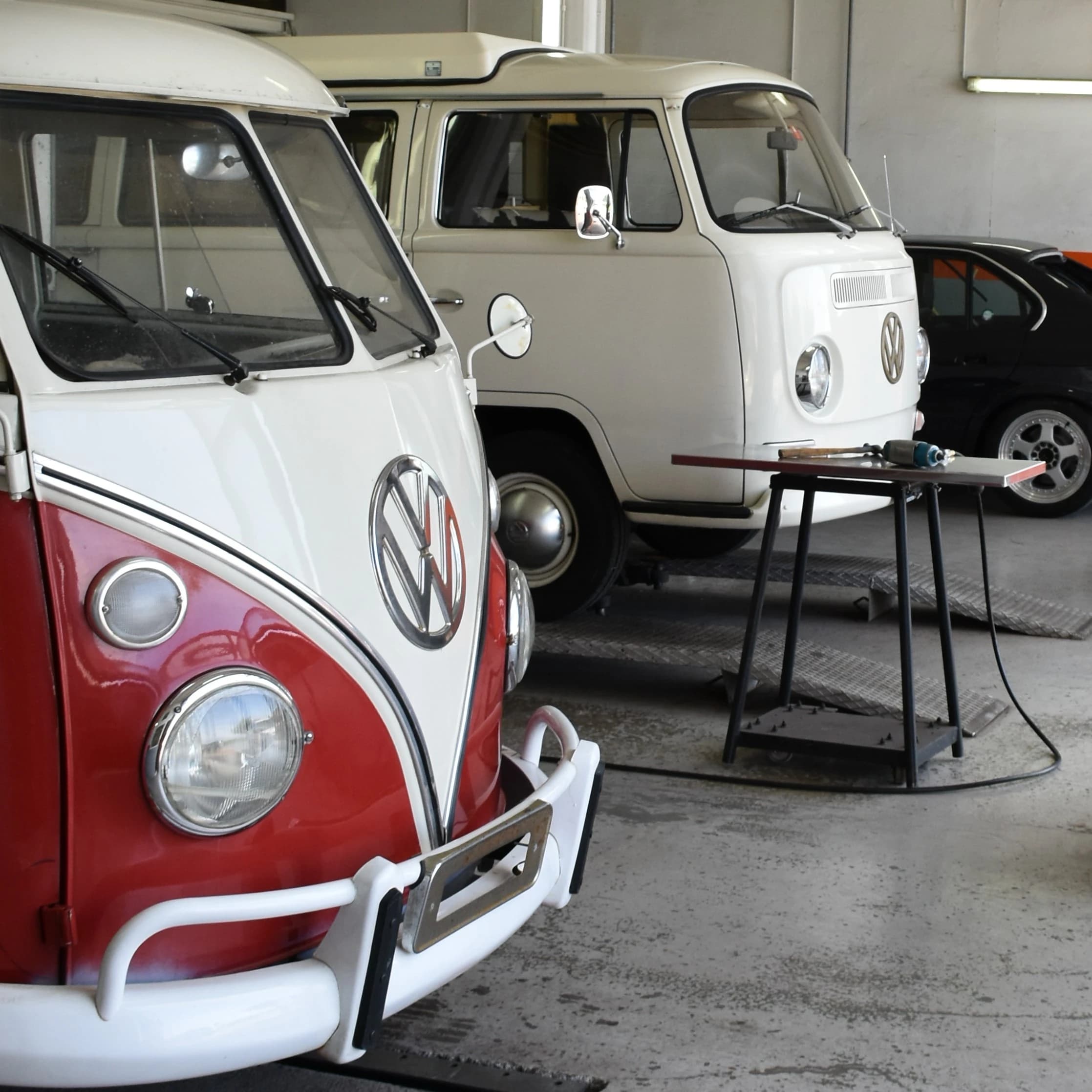 Carrosserie Lipp AG – Werkstatt mit VW Bulli