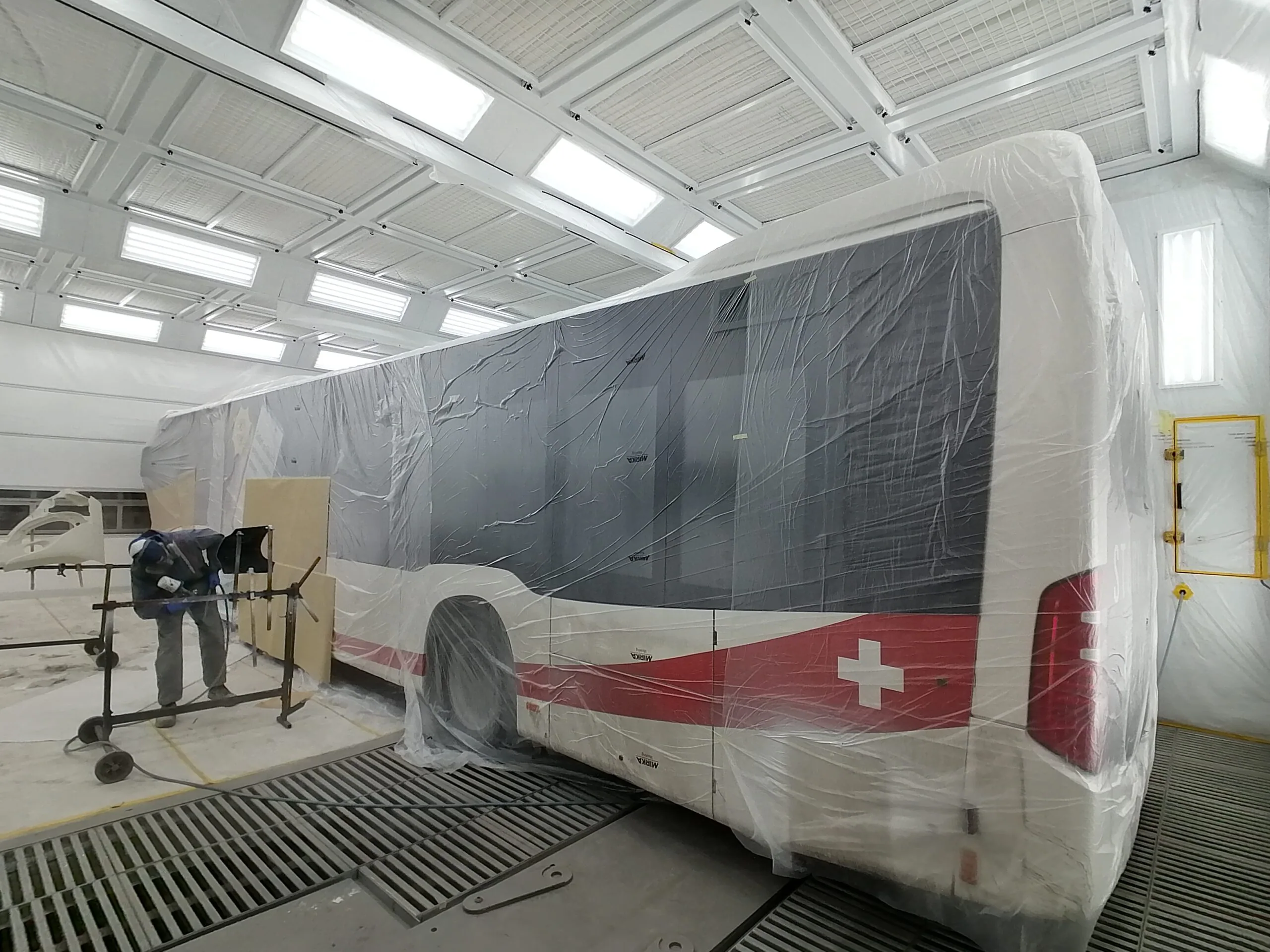 XXL-Lackierkabine – die grösste weit und breit